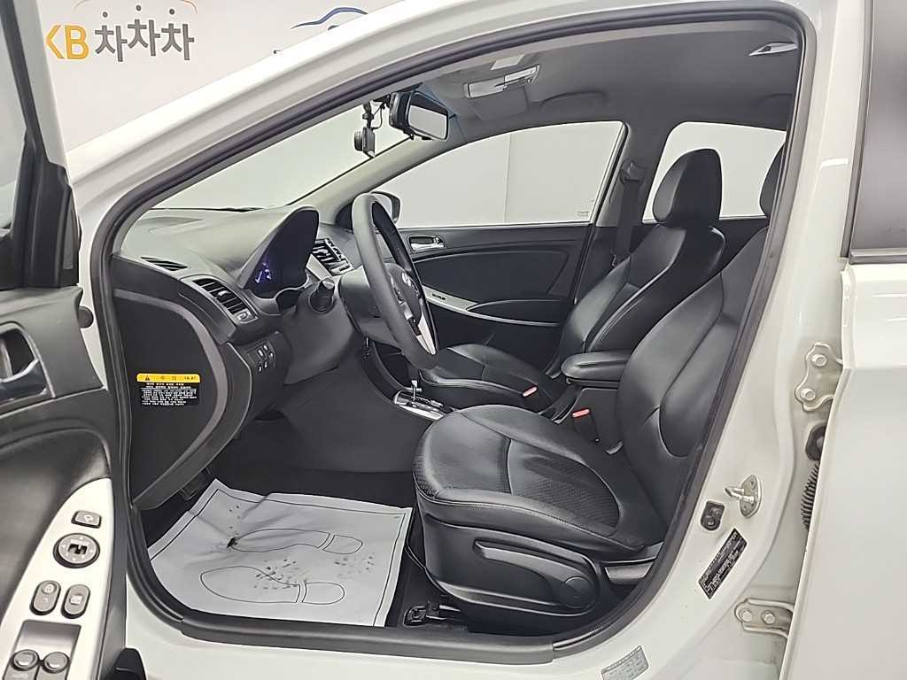 HYUNDAI Accent - Vista 11
