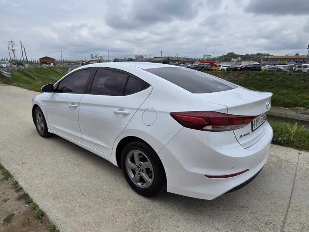 HYUNDAI Avante - Vista 2
