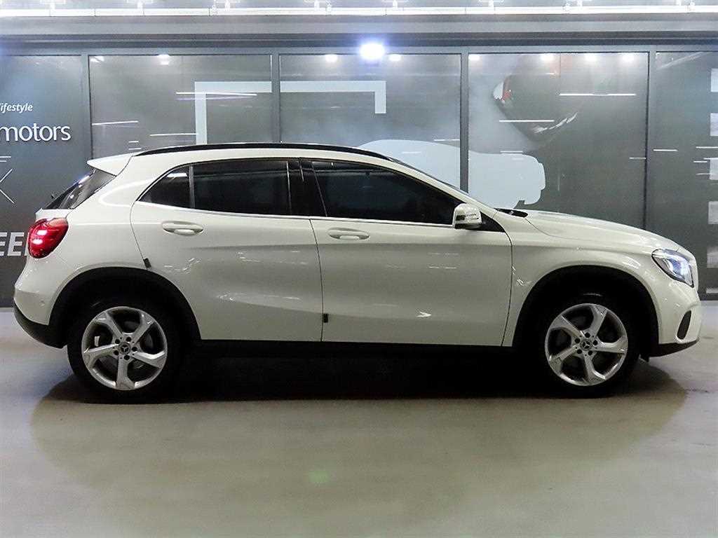 Mercedes Benz GLA Class - Vista 3