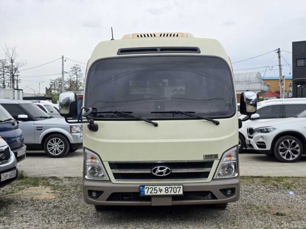 medium and large bus Hyundai bus - Vista 2