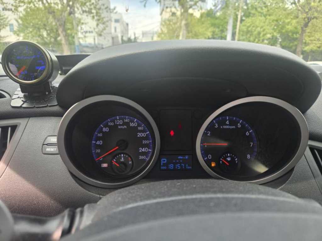 HYUNDAI Genesis - Vista 6