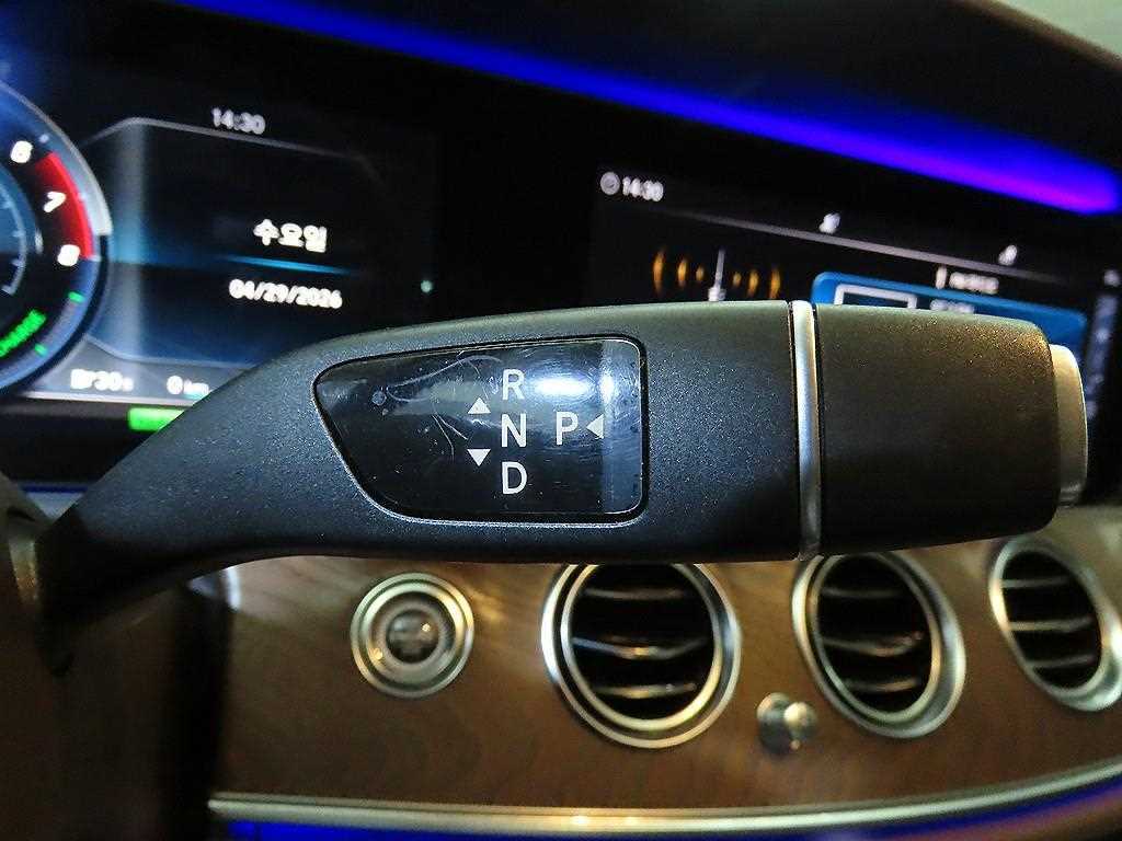 Mercedes Benz E class - Vista 12