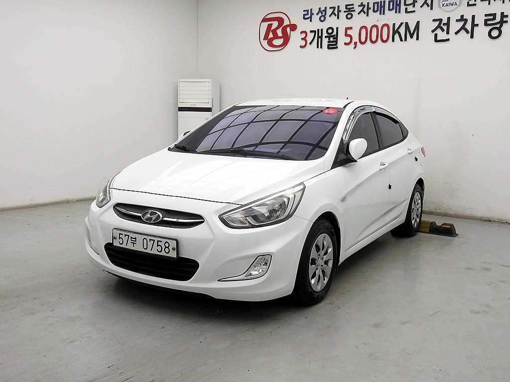 HYUNDAI Accent - Vista 2