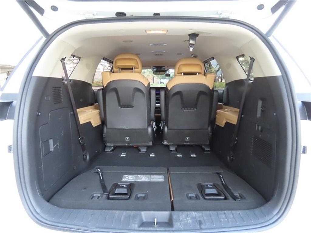 KIA Carnival - Vista 5