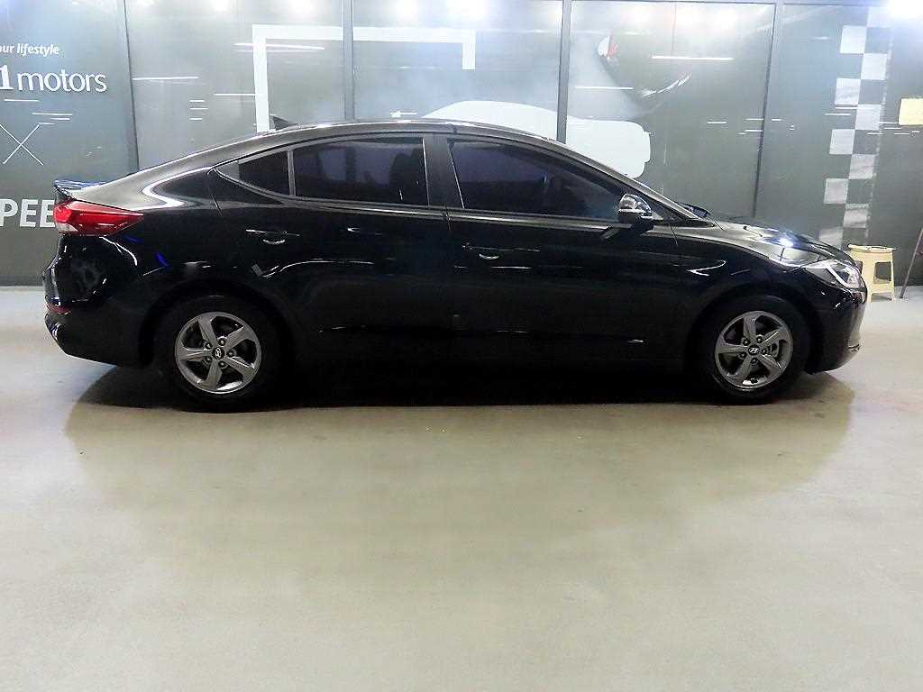 HYUNDAI Avante - Vista 3