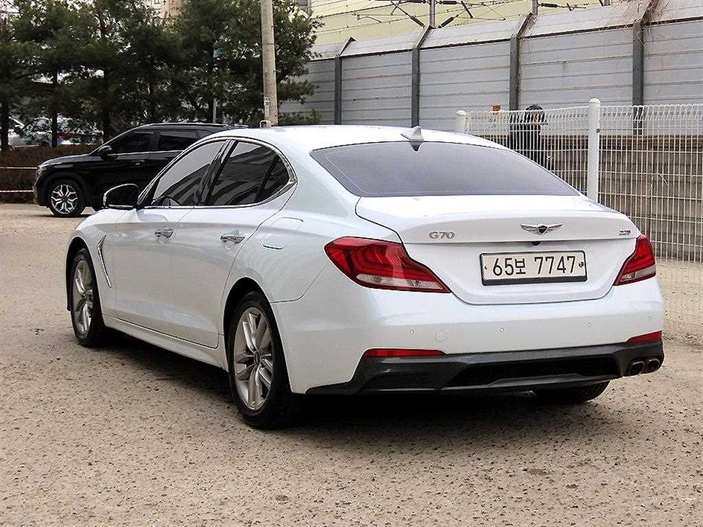Genesis G70 - Vista 3