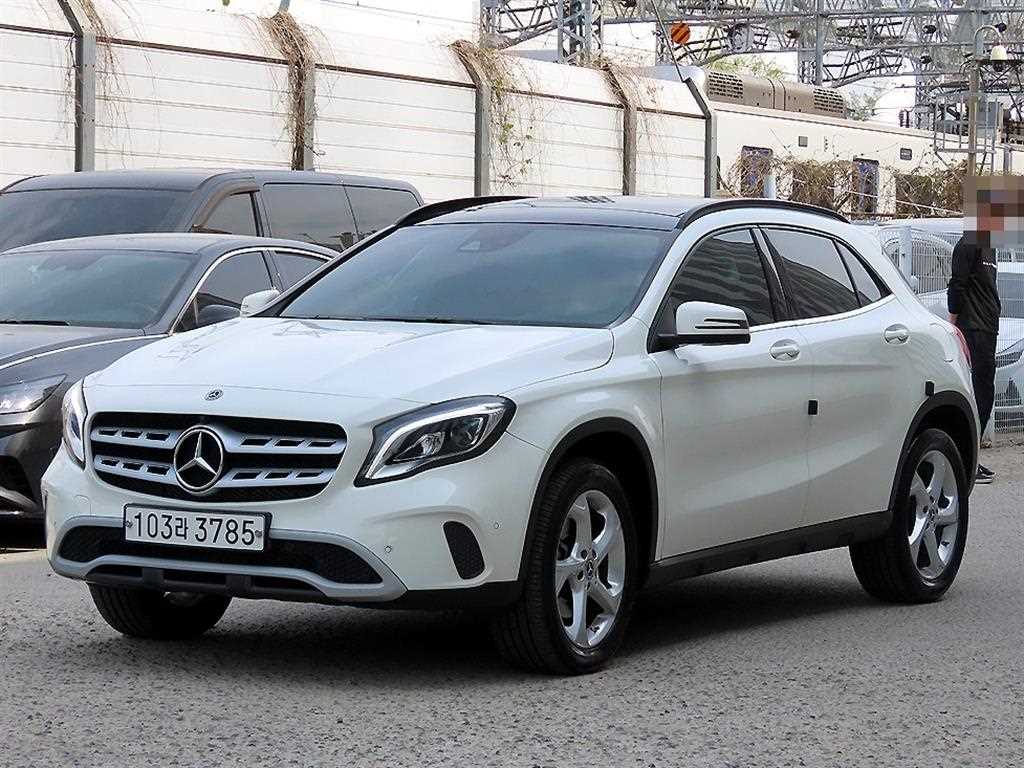Mercedes Benz GLA Class - Vista 2