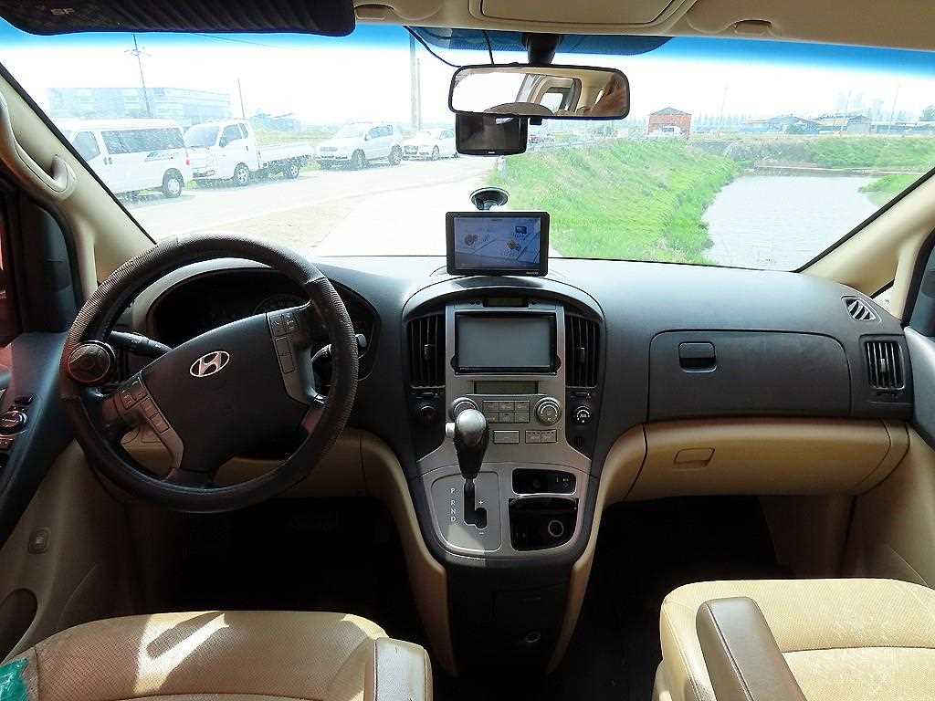 HYUNDAI Starex - Vista 10
