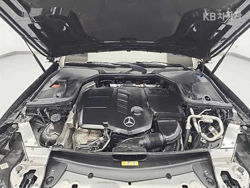Mercedes Benz E class - Vista 5