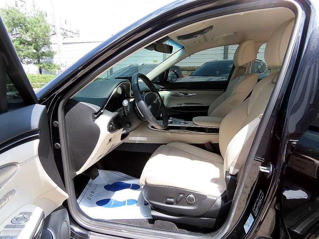 Genesis GV70 - Vista 5