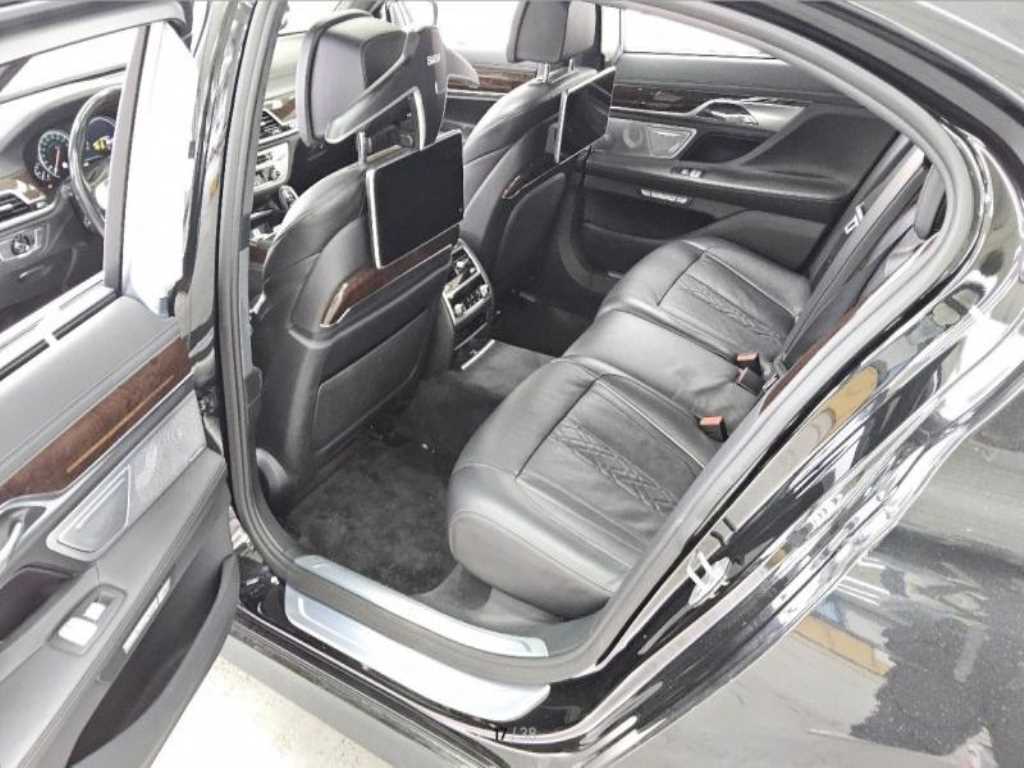 BMW 7 Series - Vista 5