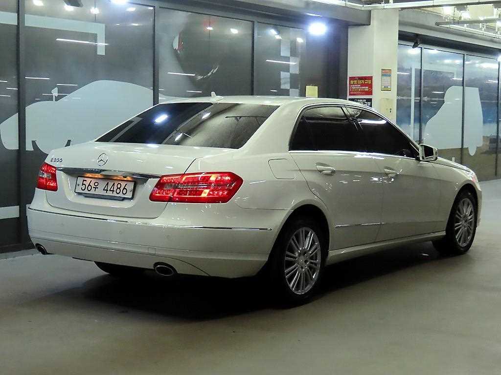 Mercedes Benz E class - Vista 4