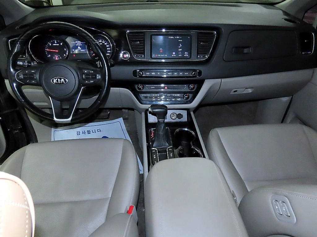 KIA Carnival - Vista 10