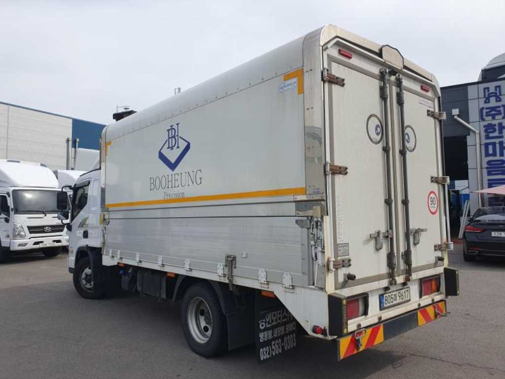 medium and large cargo truck - Vista 6