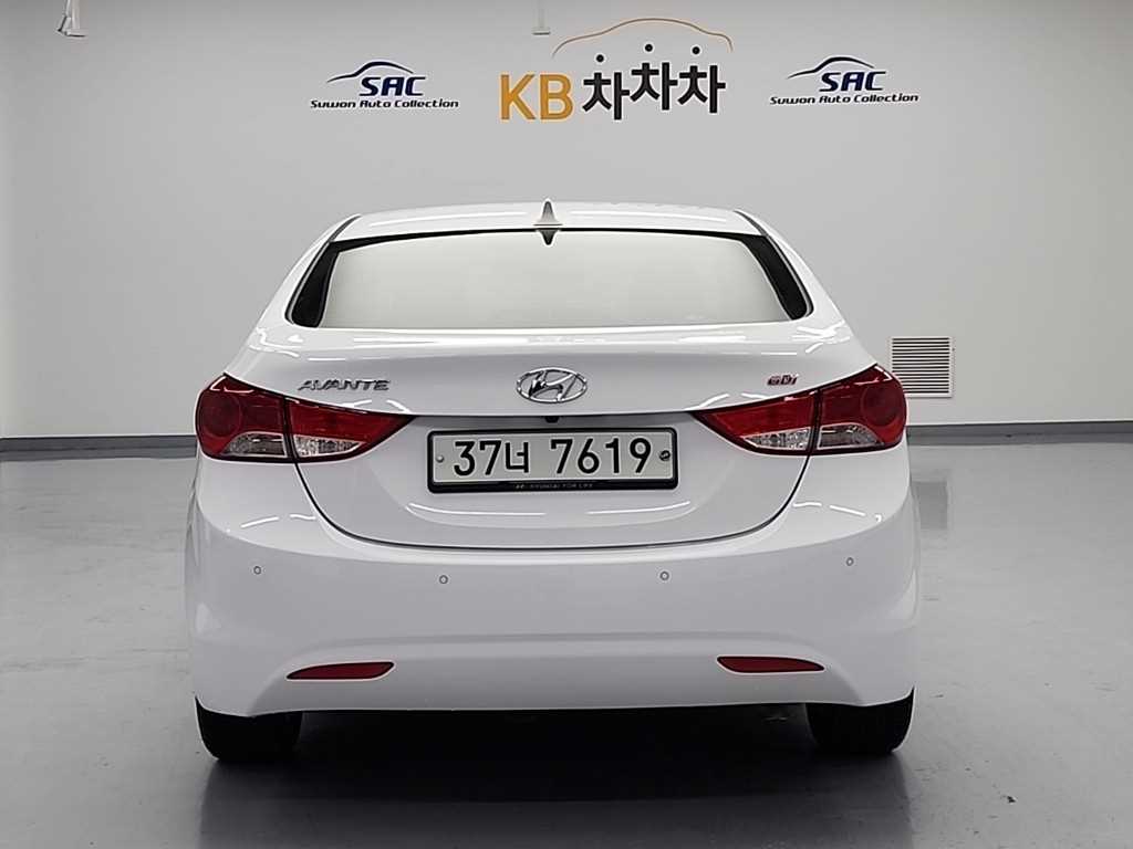 HYUNDAI Avante - Vista 3
