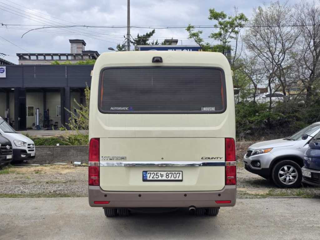 medium and large bus Hyundai bus - Vista 3