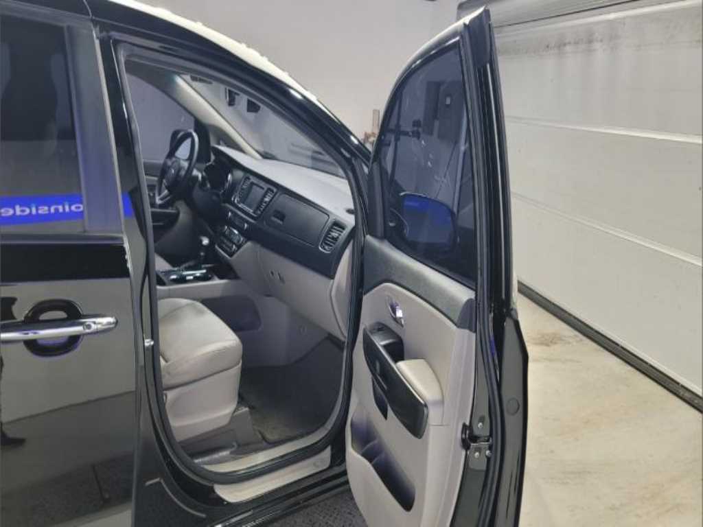 KIA Carnival - Vista 9