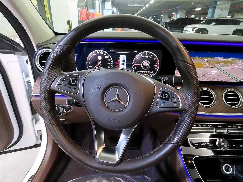 Mercedes Benz E class - Vista 8