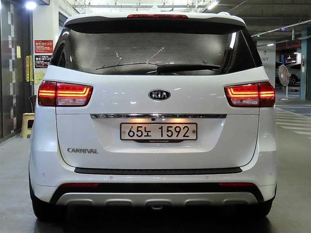 KIA Carnival - Vista 5