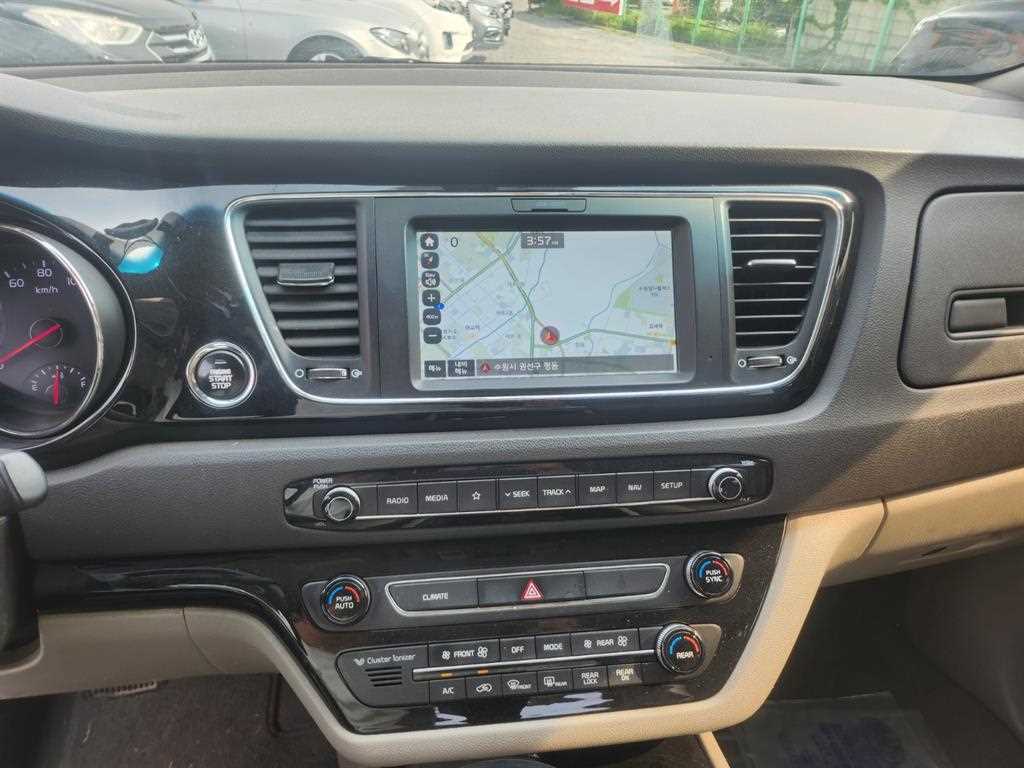 KIA Carnival - Vista 10