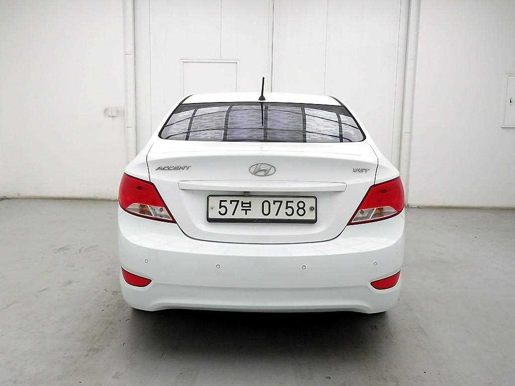 HYUNDAI Accent - Vista 3