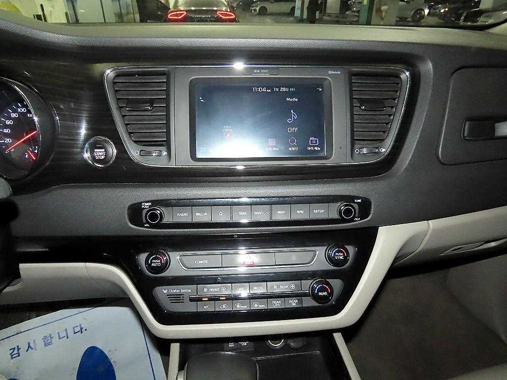 KIA Carnival - Vista 11