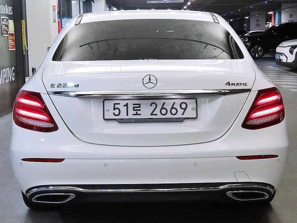 Mercedes Benz E class - Vista 5