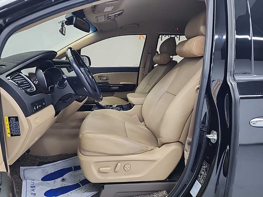 KIA Carnival - Vista 11