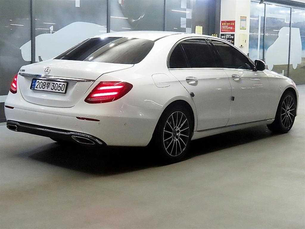 Mercedes Benz E class - Vista 4
