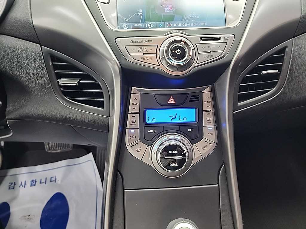 HYUNDAI Avante - Vista 10