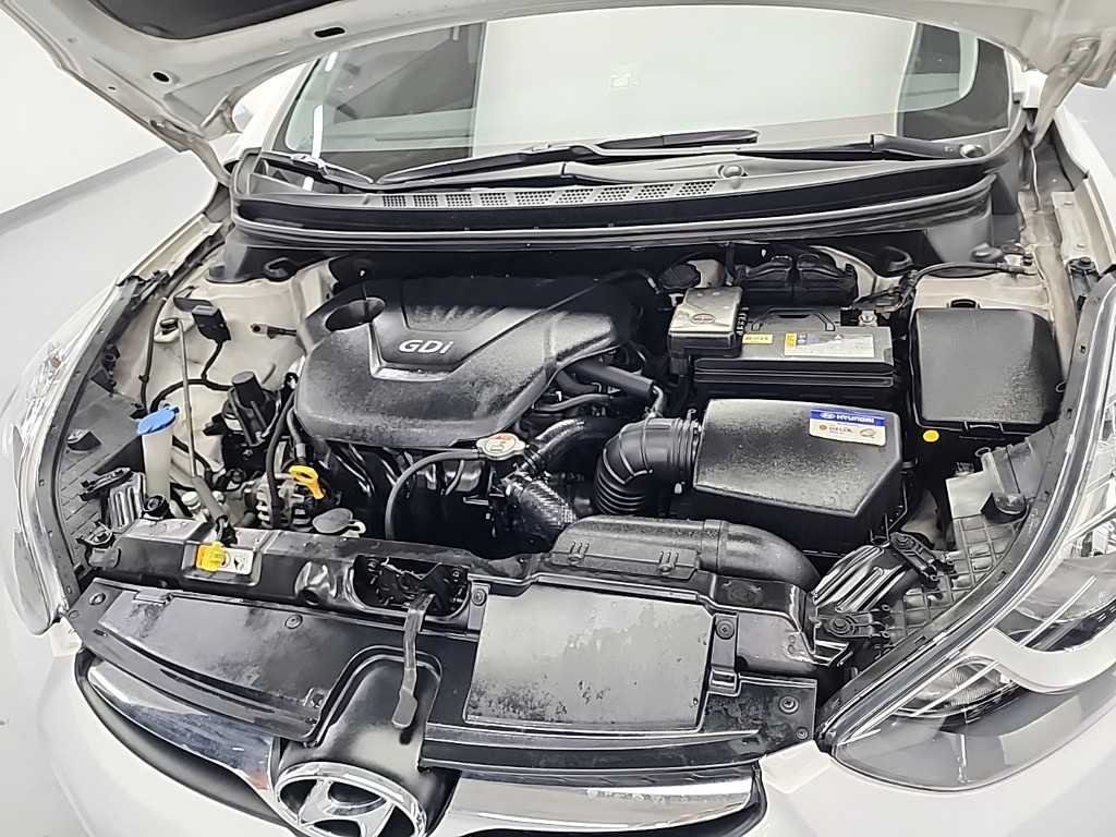 HYUNDAI Avante - Vista 5