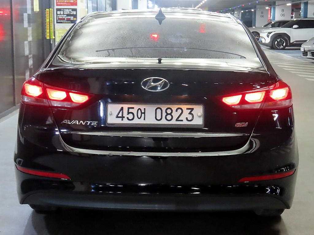 HYUNDAI Avante - Vista 5