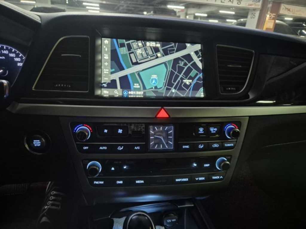 HYUNDAI Genesis - Vista 10