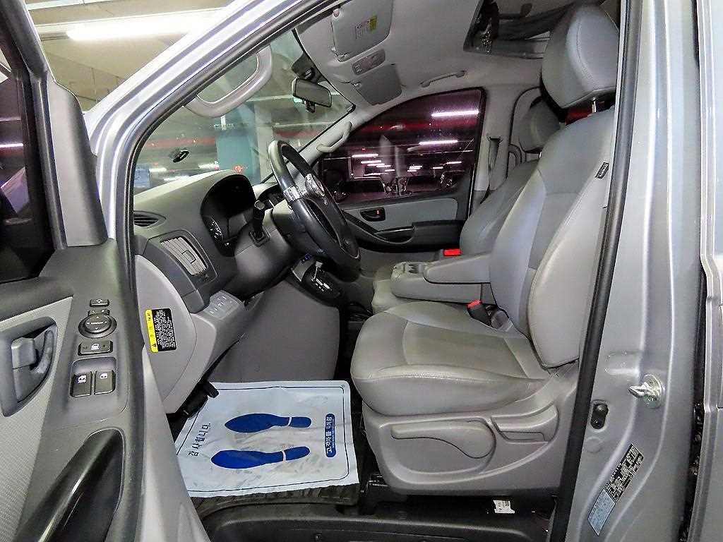 HYUNDAI Starex - Vista 6