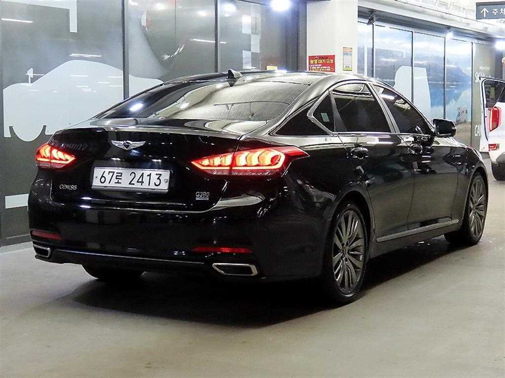 HYUNDAI Genesis - Vista 4