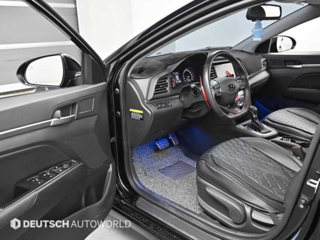 HYUNDAI Avante - Vista 10