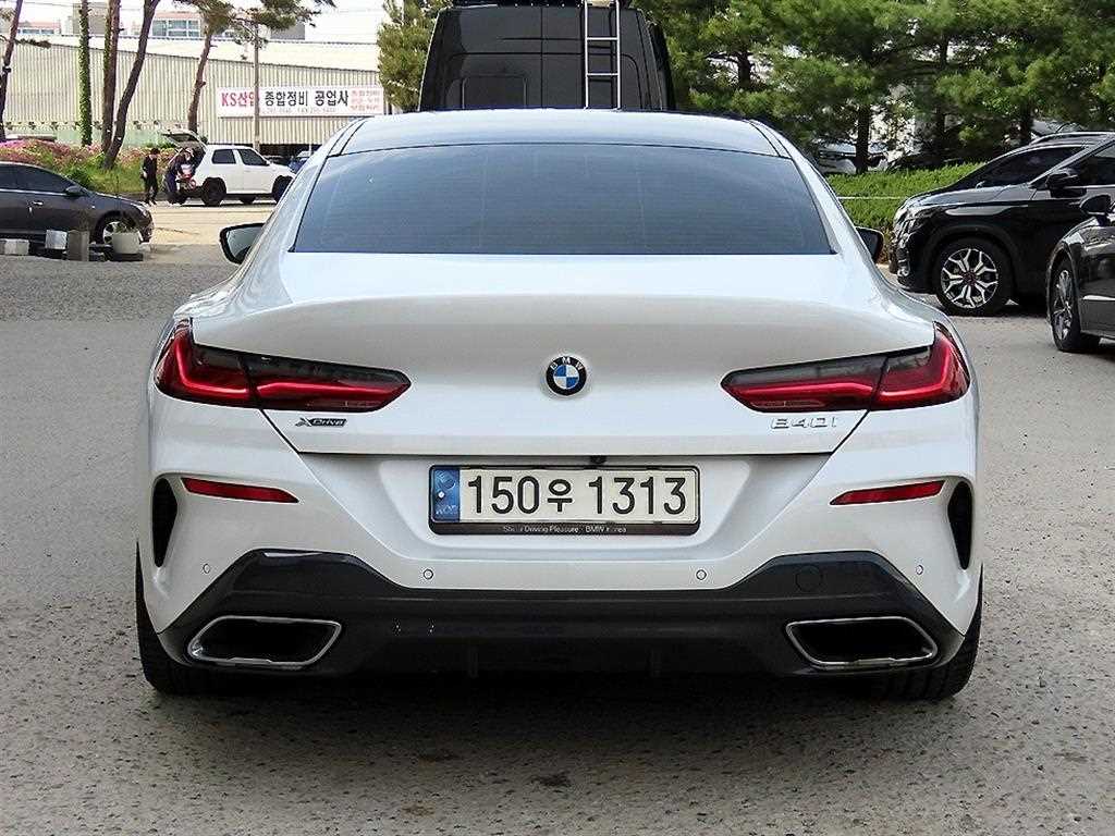 BMW 8 Series - Vista 4
