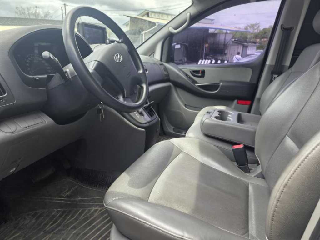 HYUNDAI Starex - Vista 8