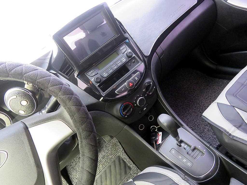 HYUNDAI Accent - Vista 11