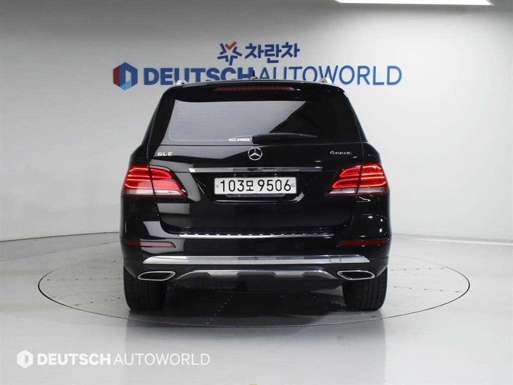 Mercedes Benz GLE Class - Vista 4