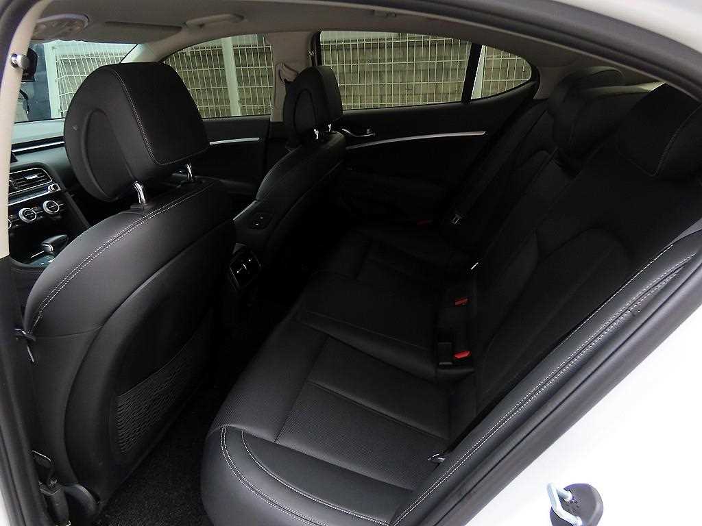 Genesis G70 - Vista 6