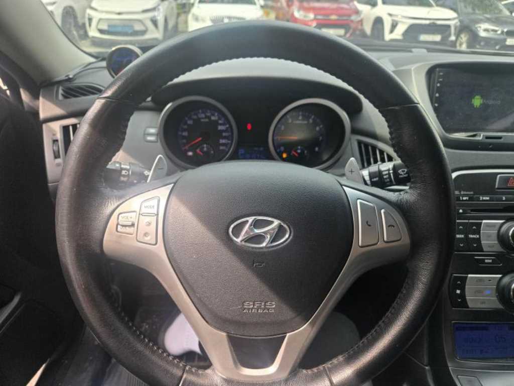 HYUNDAI Genesis - Vista 5