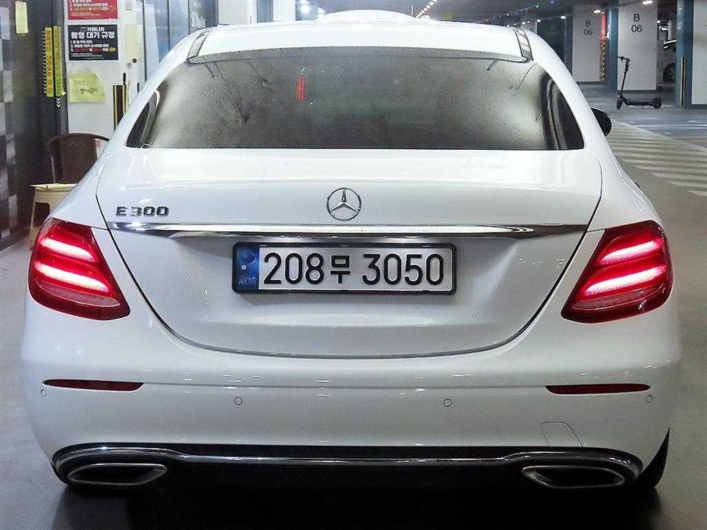 Mercedes Benz E class - Vista 5