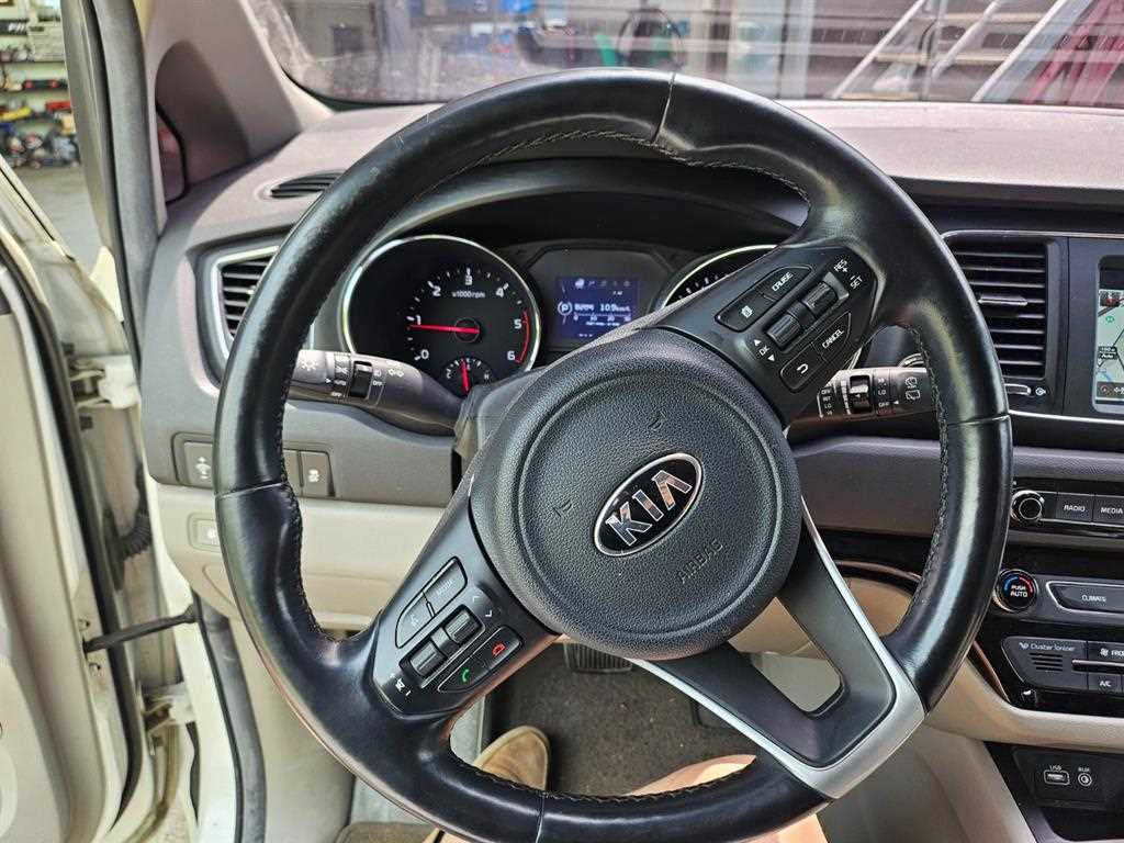 KIA Carnival - Vista 11