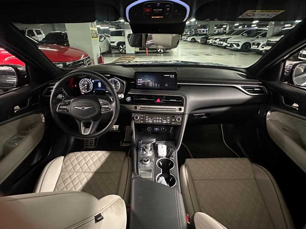 Genesis G70 - Vista 10