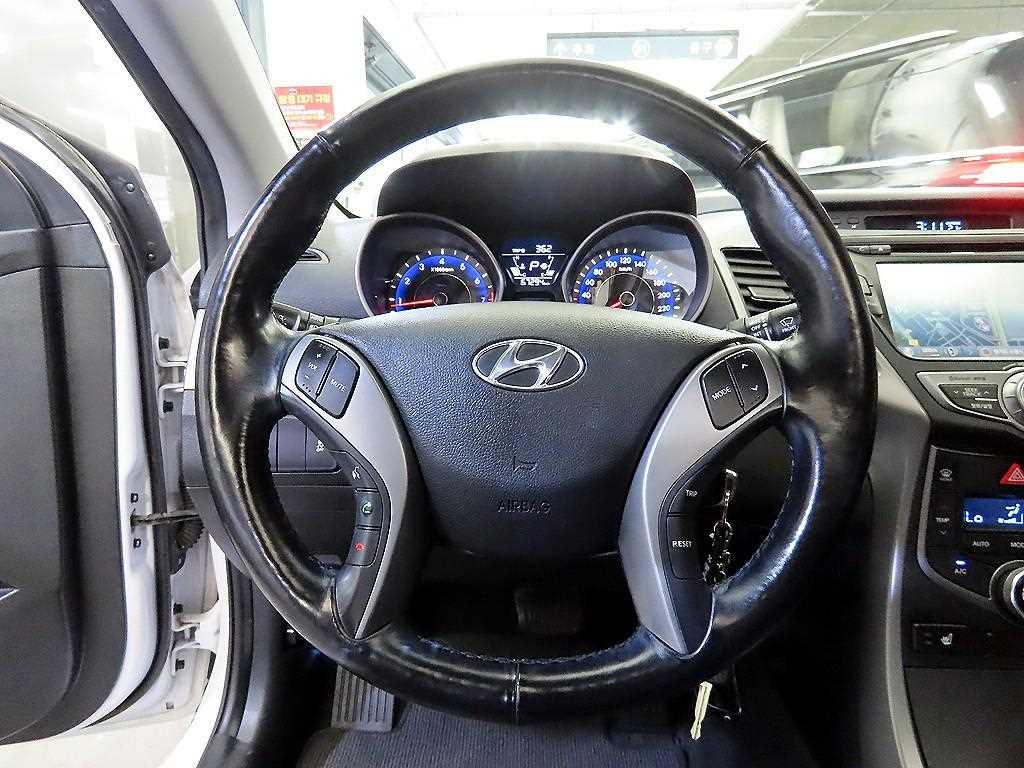 HYUNDAI Avante - Vista 8