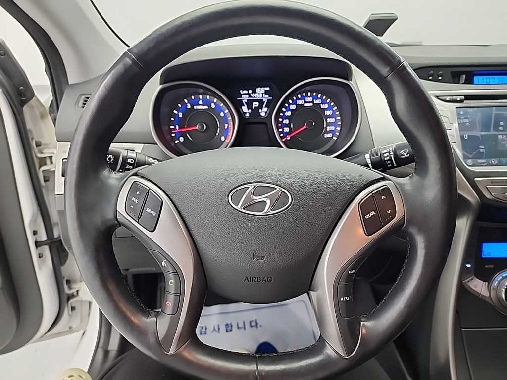 HYUNDAI Avante - Vista 9