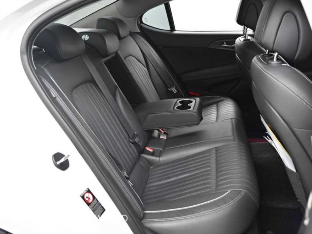 Genesis G70 - Vista 12
