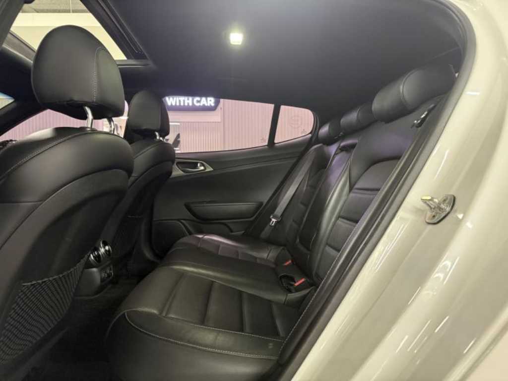 KIA Stinger - Vista 10