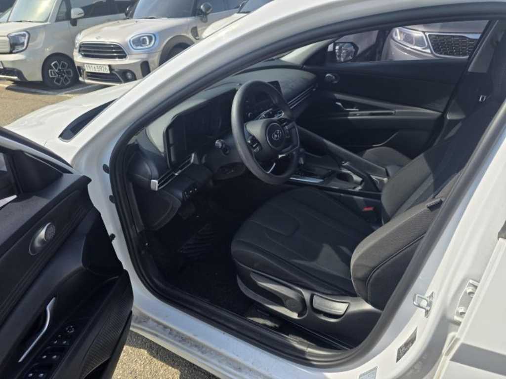 HYUNDAI Avante - Vista 10